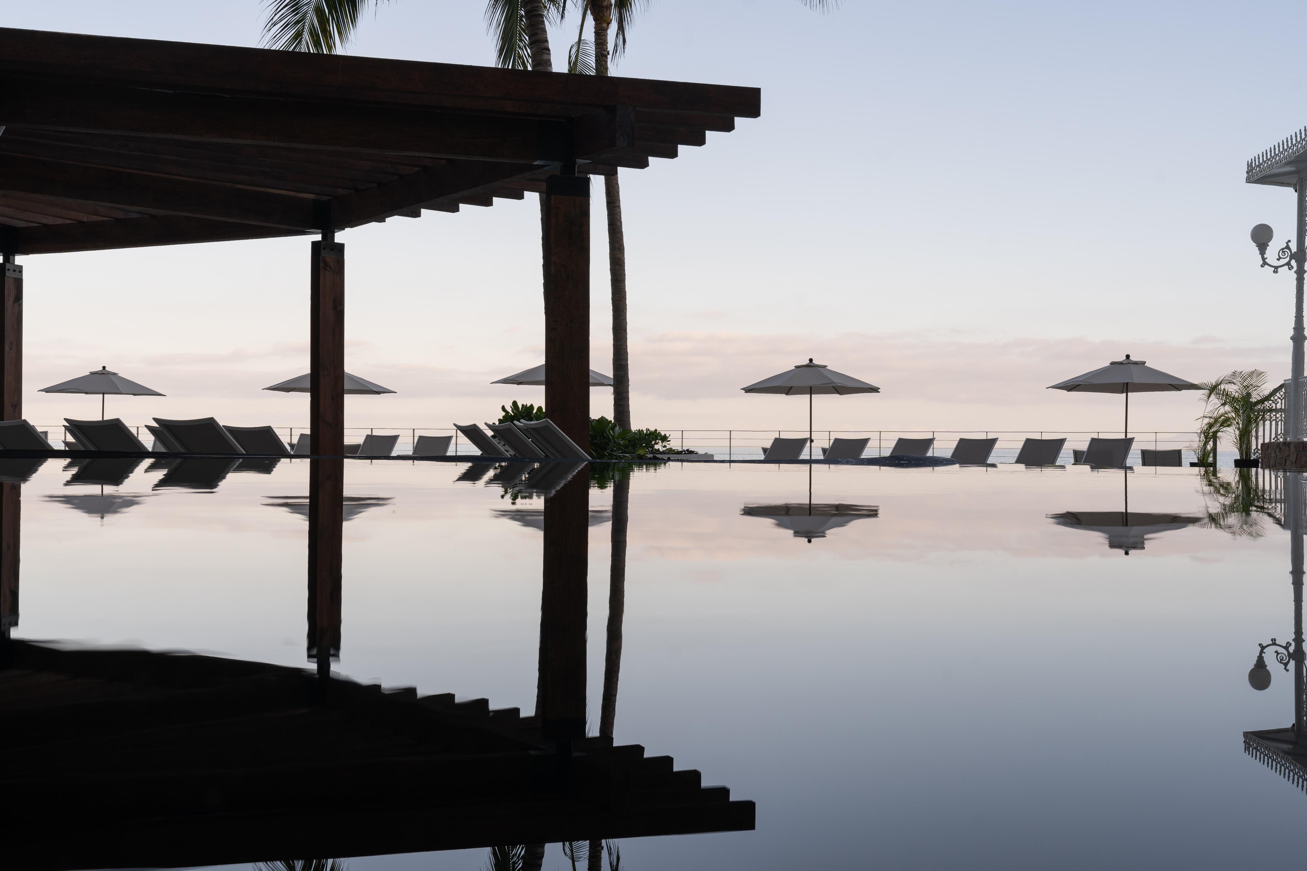 فندق جراند بارك رويال بويرتو فالارتا المظهر الخارجي الصورة Infinity pool at the Four Seasons Resort, Punta Mita, Mexico