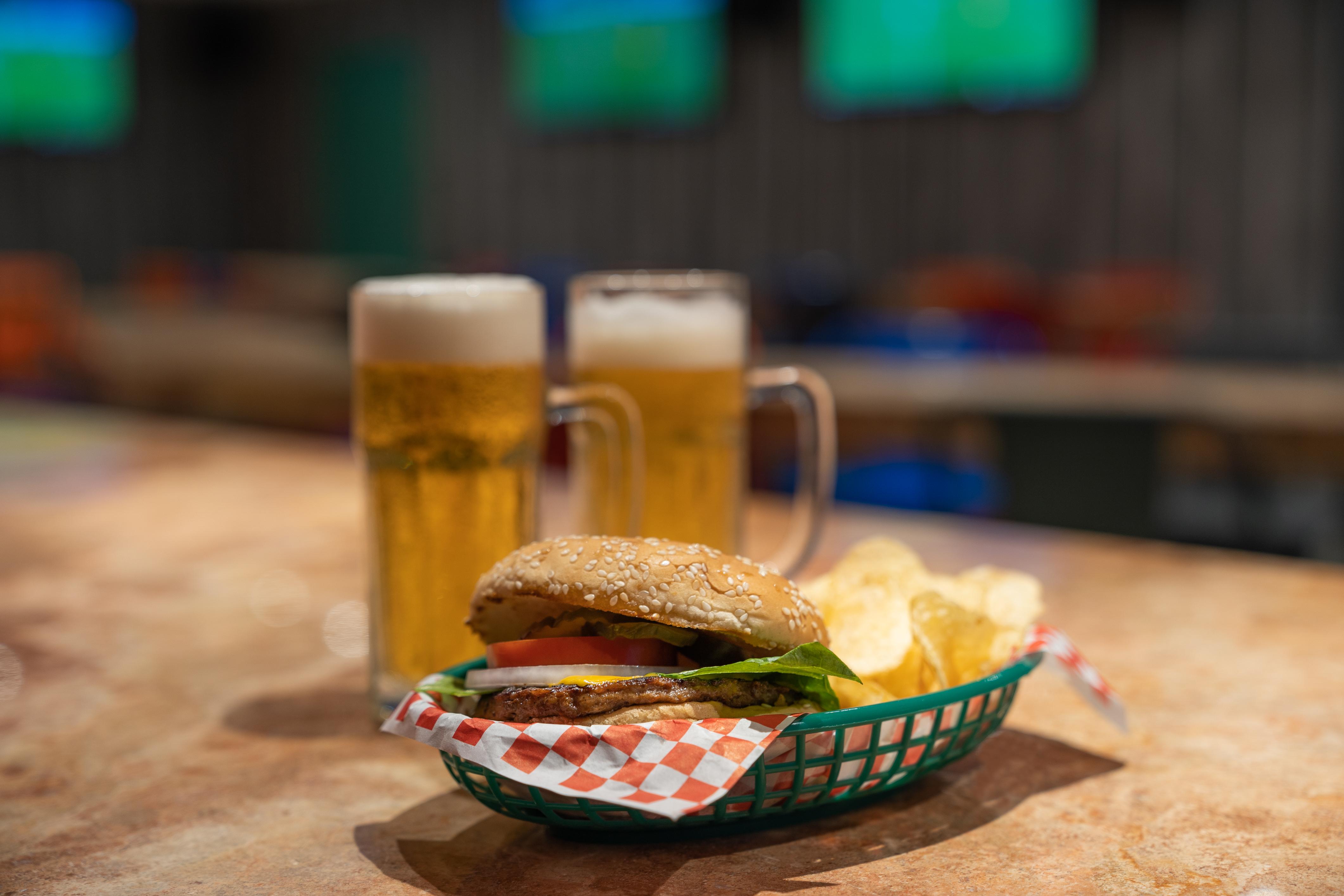 فندق جراند بارك رويال بويرتو فالارتا المظهر الخارجي الصورة A cheeseburger and beer at a restaurant