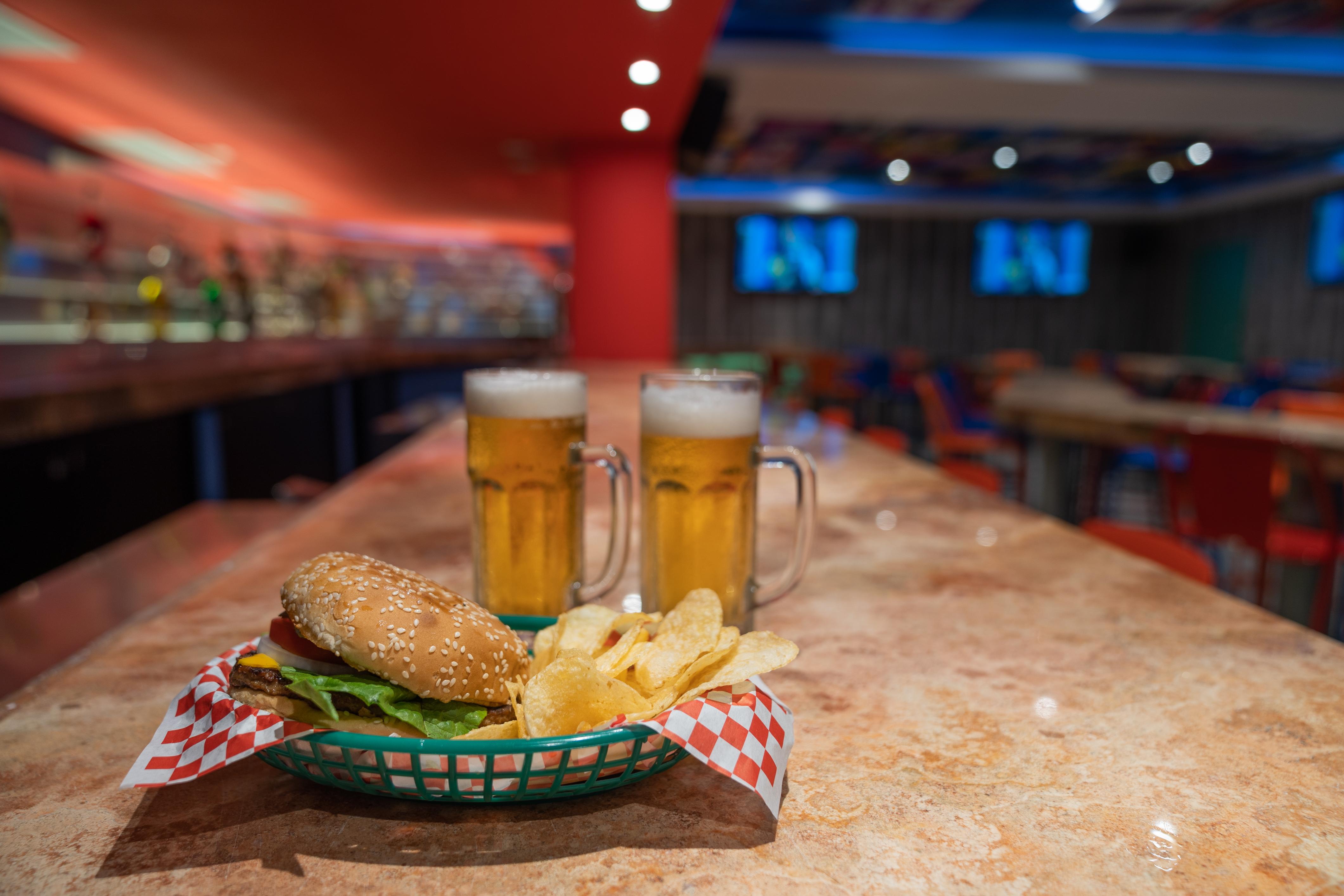 فندق جراند بارك رويال بويرتو فالارتا المظهر الخارجي الصورة A hamburger and chips with two beers