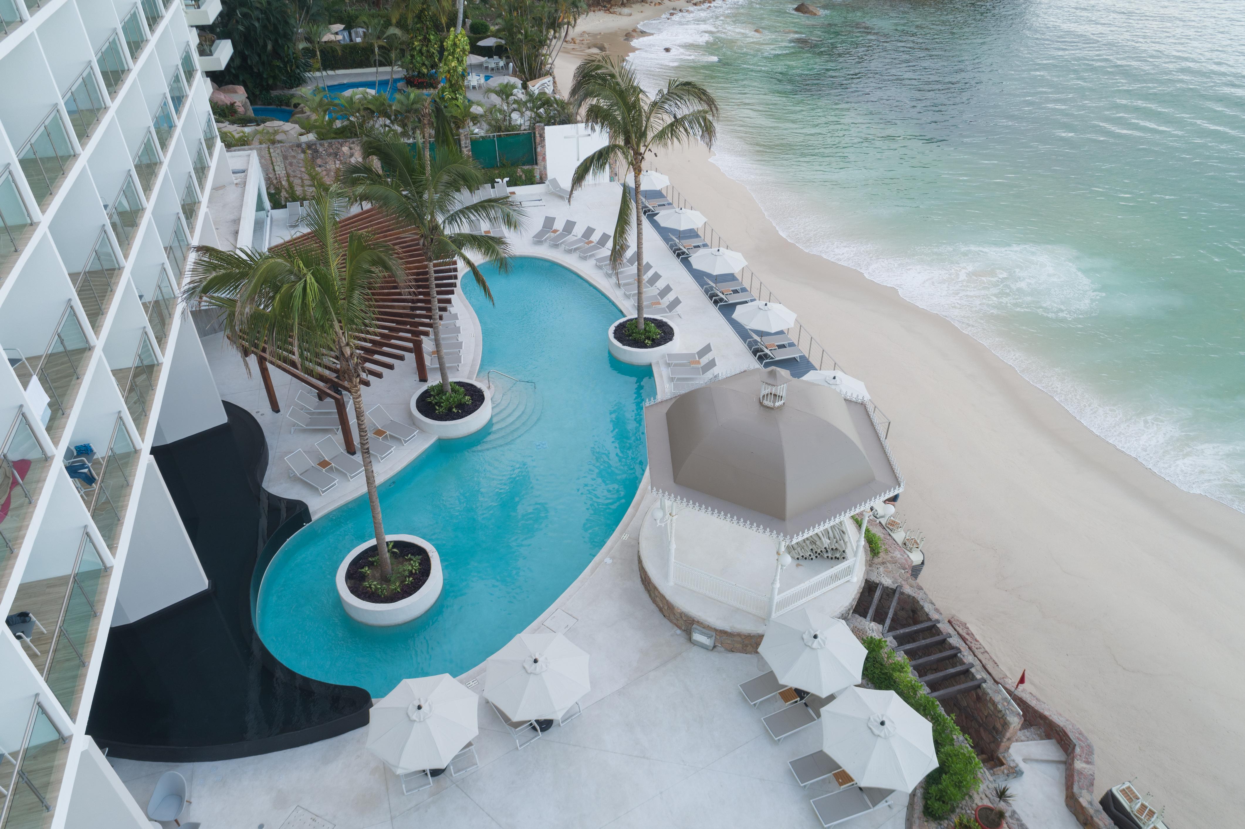 فندق جراند بارك رويال بويرتو فالارتا المظهر الخارجي الصورة Aerial view of the beach at the Grand Palladium White Sand Resort & Spa
