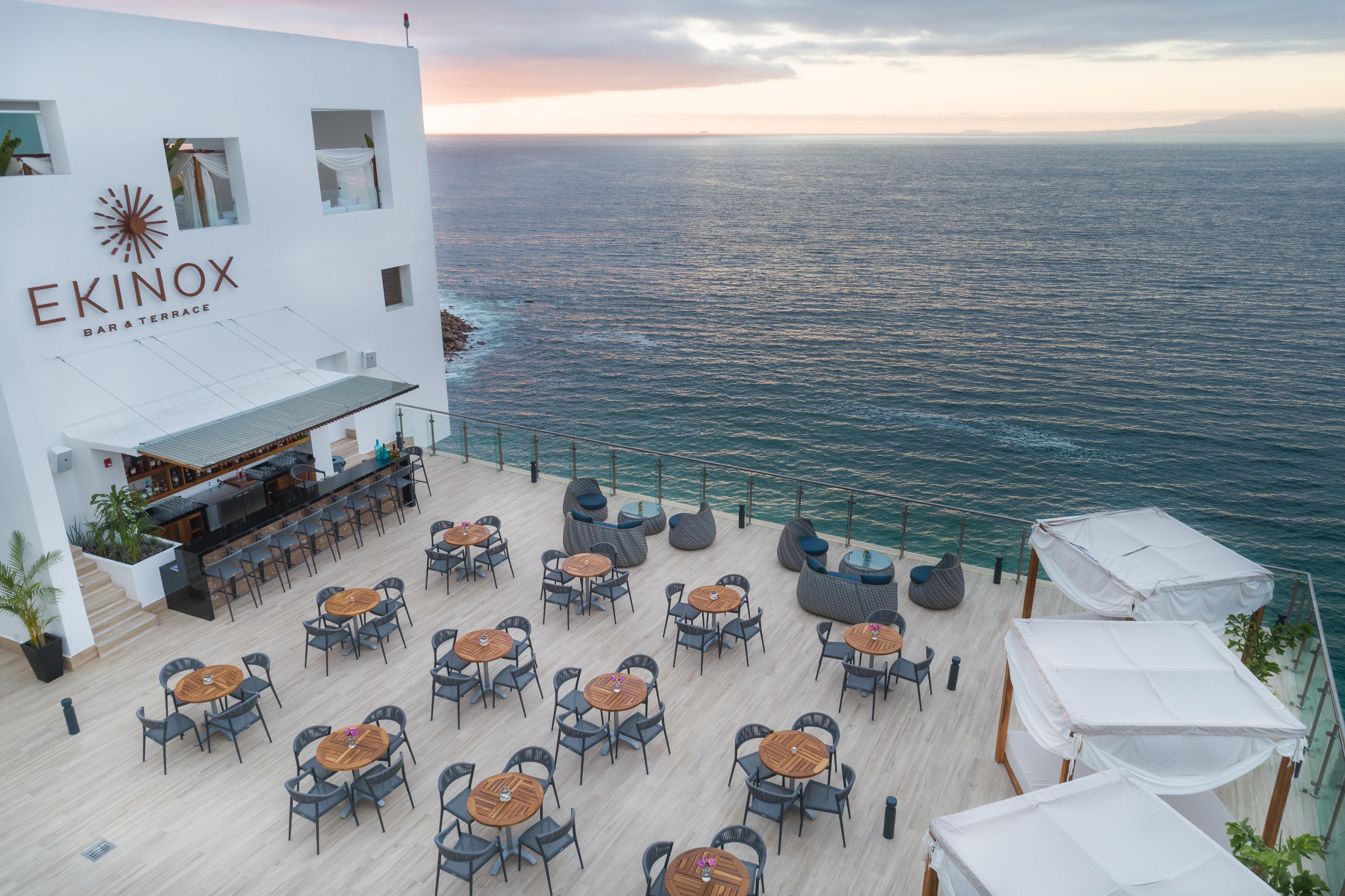 فندق جراند بارك رويال بويرتو فالارتا المظهر الخارجي الصورة The rooftop bar at Kinox